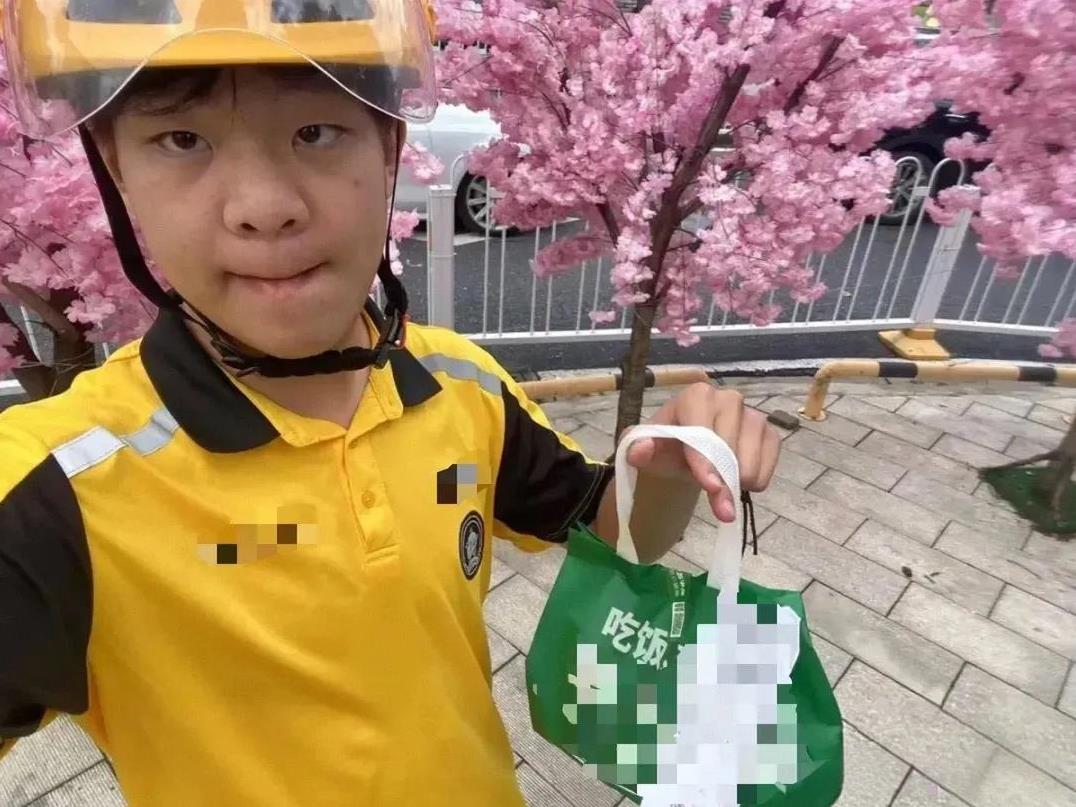 优秀的“娃”！被北科大录取后，他决定跑外卖！6月30日是钟一男在武汉街头送外卖的