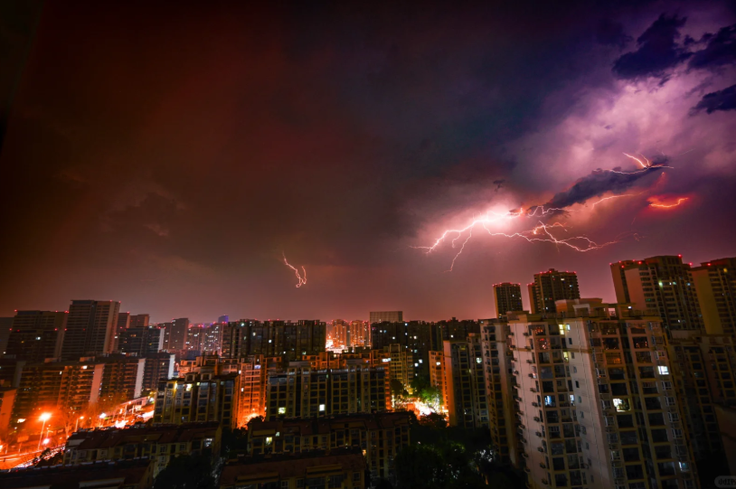 雷声滚滚！  合肥凌晨遭遇强对流天气！