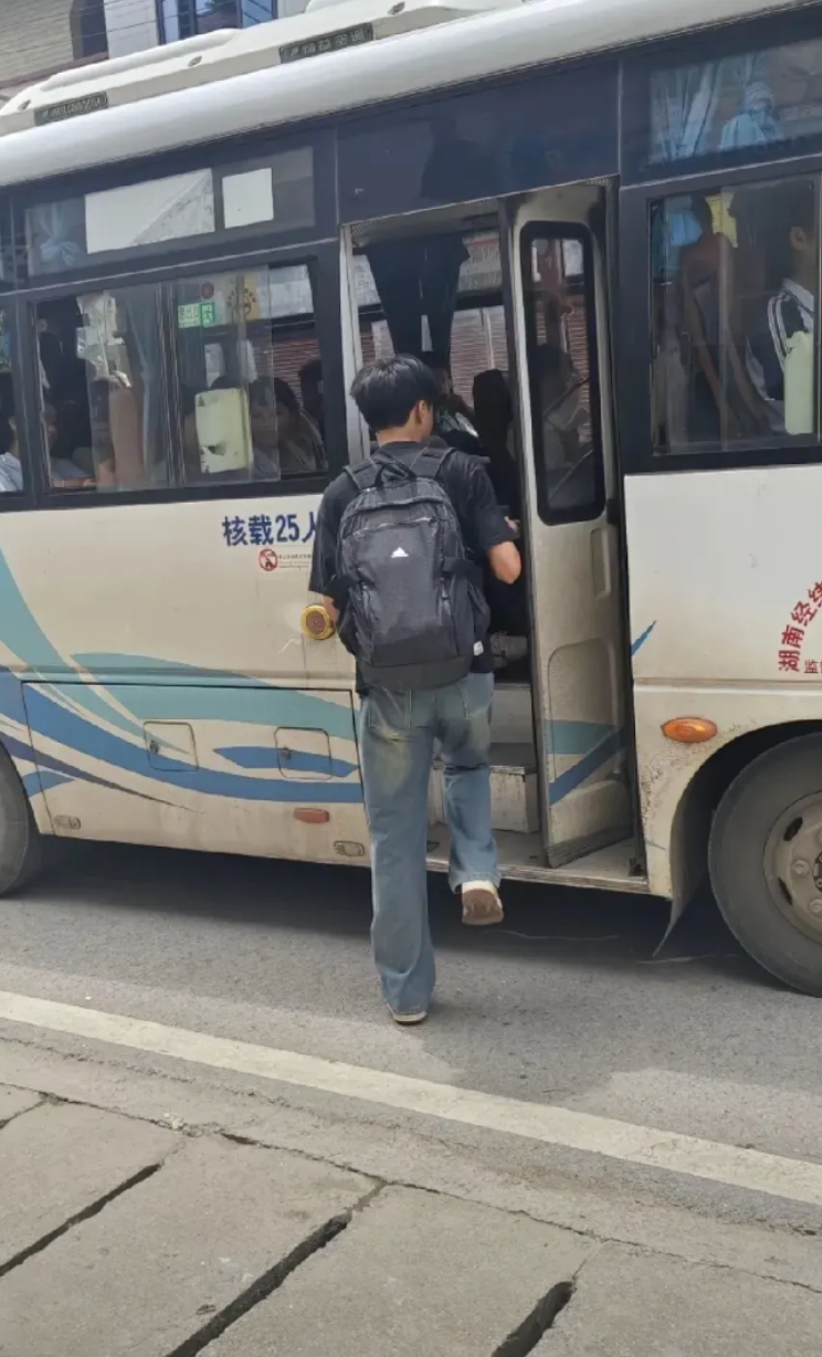 儿子高考结束后，刚在家待了3天，就跟妈妈提出了一个要求，看见儿子上车的瞬间，妈妈