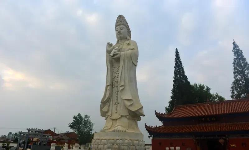 643年，
侯君集因谋反被擒。
李世民言道：“朕本欲赦你，
然百官不许，你可有遗