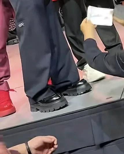 宋小宝跟着师傅到新加坡演出，穿了一双增高鞋，起码8cm，快和宋晓峰一样高了！
