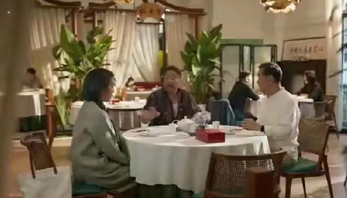 3.《我的后半生》。沈教授的人身安全来自他的良好的性格。他有两个铁杆好友老丁和老