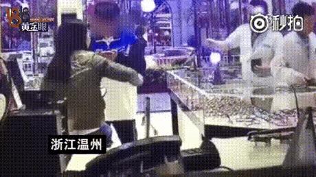 这儿子还有救吗？
母亲带着儿子在商场买东西，比妈妈高半个头的儿子在专注着玩游戏，