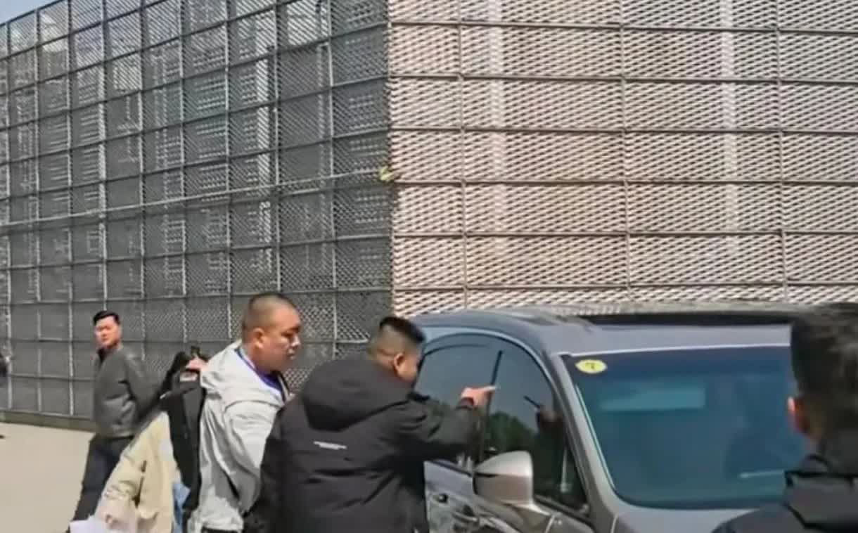 罕见刘队发飙！
董宇辉上海行人气太高了，一位安保，应该是没关注董宇辉，不知道刘