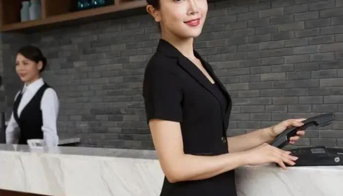 这就是手欠的代价！”浙江杭州一男子见女同事年轻漂亮，一时没忍住用手拍了一下女同事
