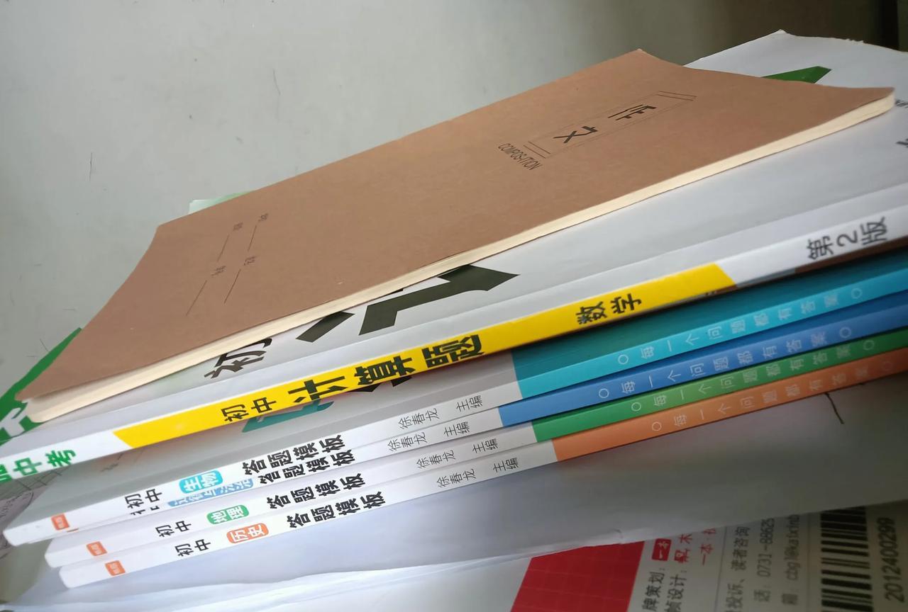 发现一个残酷的现实，教辅机构真的是不愿意收成绩太差的孩子[黑线]
女儿说班里有个