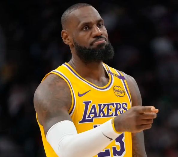 詹姆斯评分比东契奇还高，离谱，正负值詹姆斯低，命中率也低，凭什么评分这么高！