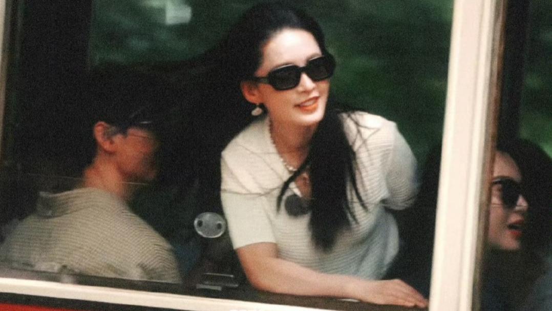 窗边发丝轻拂引全网热议：李沁龚俊“沁年才俊”CP成花少七最大彩蛋