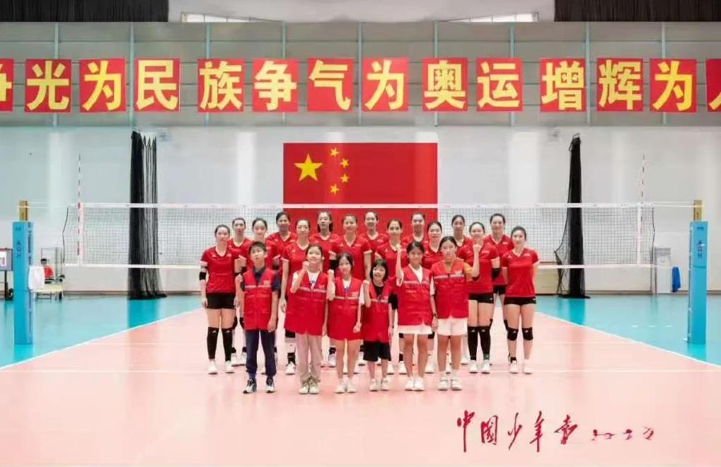 媒体小记者到漳州集训基地采访中国女排，李盈莹再次缺席团队合影。从《中国少年报》今
