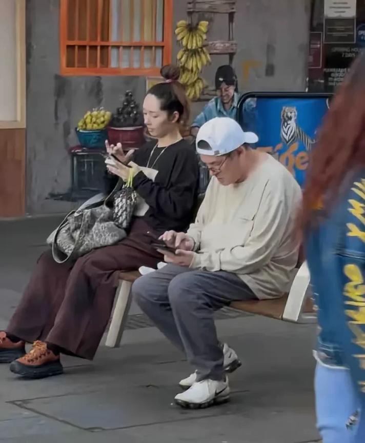郭碧婷邋遢的好像过得不快乐，郭碧婷和父亲逛街，这一身打扮好像保姆一样，郭碧婷真的