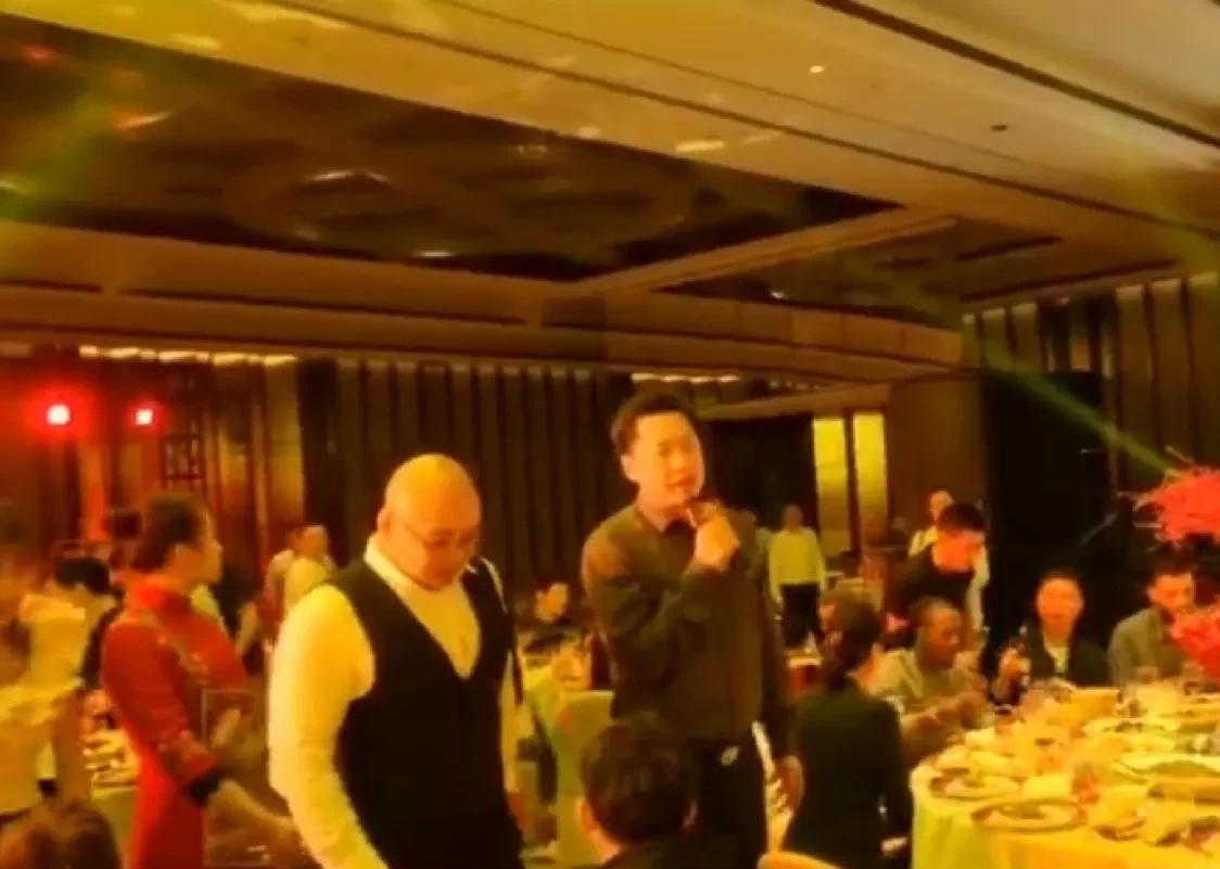李春江激励王博！
浙江广厦男篮今晚举办庆功宴，并且邀请功勋教练李春江与王非参加，