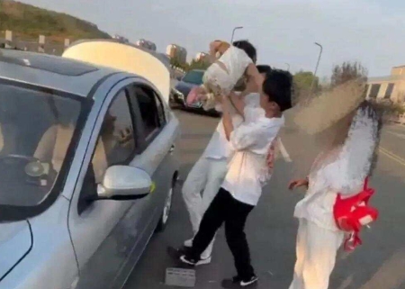 建议直接录取！近日，山东日照，一女童被家长锁在汽车里面，结果因高温外加缺氧，马上