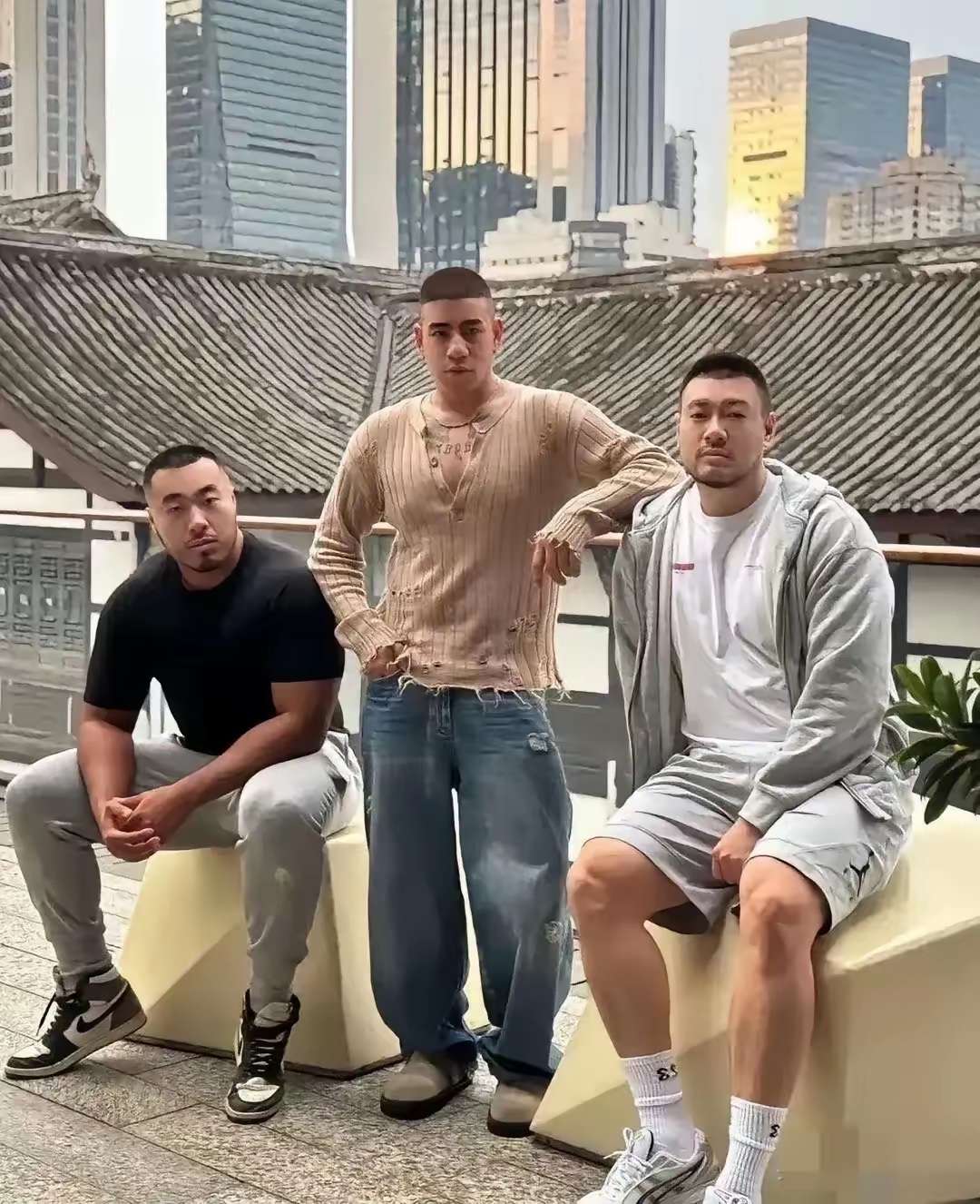 如何用一句话惹怒他们呢？