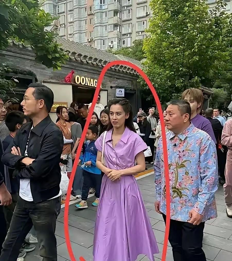 黄圣依，黑黄黑黄的，身材干瘪，尤其头发，居然是80年代流行的头型。
紫色衣服衬托