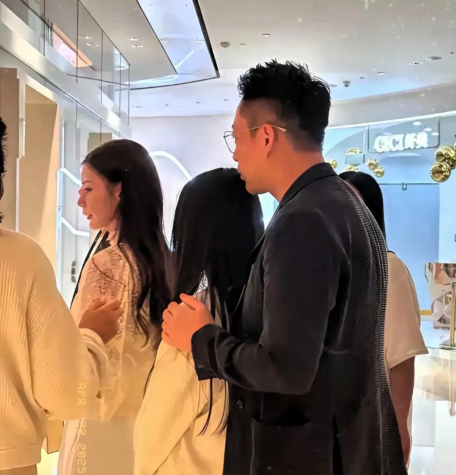 昨天，玥霖回到北京，全家终于团聚了。爷爷奶奶都很高兴。今天，汪小菲去了火神庙还愿