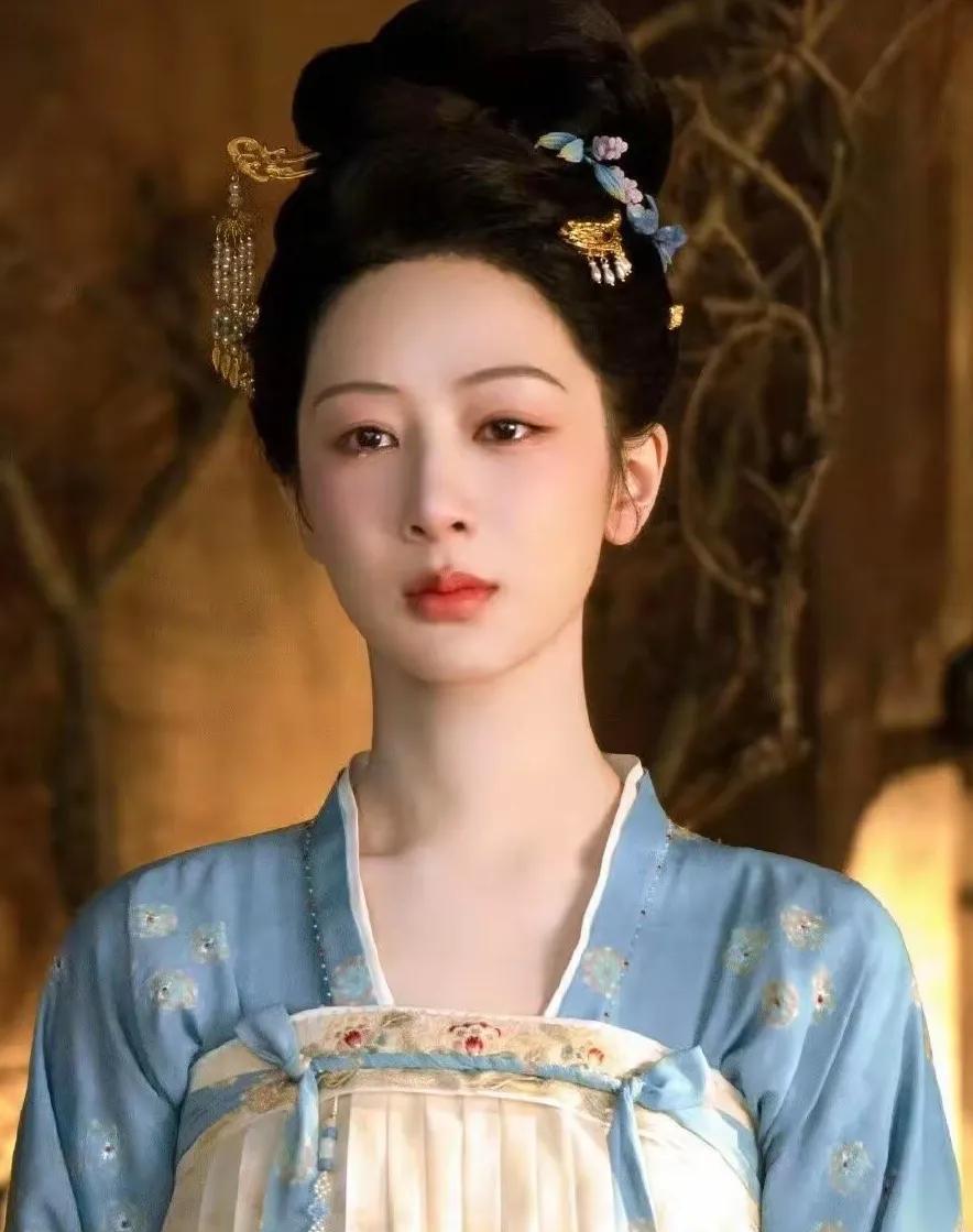 杨艳咽气时，杨芷正跪在榻前，指尖被姐姐攥得发白。司马炎抚着发妻枯槁的手，望着她眼
