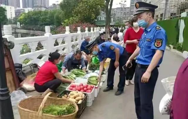 城管不是小商贩的“天敌”！他们是和谐共生的关系，因为有了城管维持秩序，才能让市场