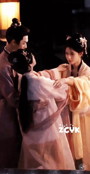 三人修罗场来了，这是两女争一男的戏码吗？两个女的要打起来了!
请看沈大人的手，开