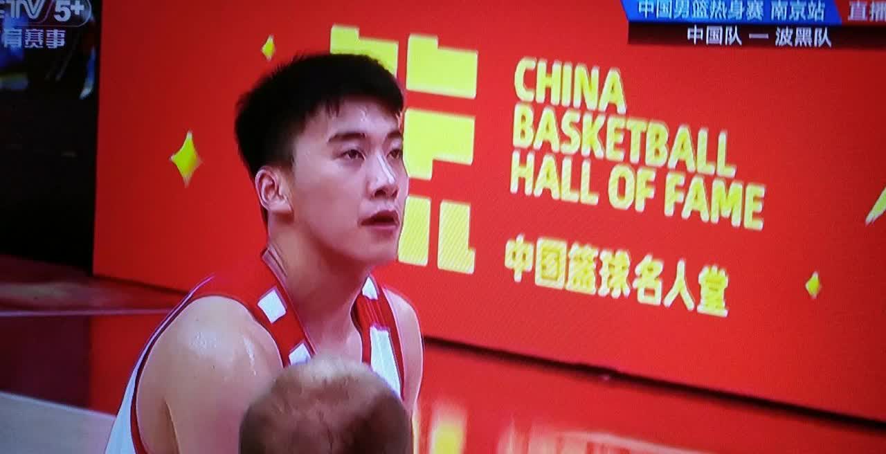 没有想到王俊杰在对阵波黑队的首节里状态低迷，三分哑火，罚球不进。上场5分多钟，六