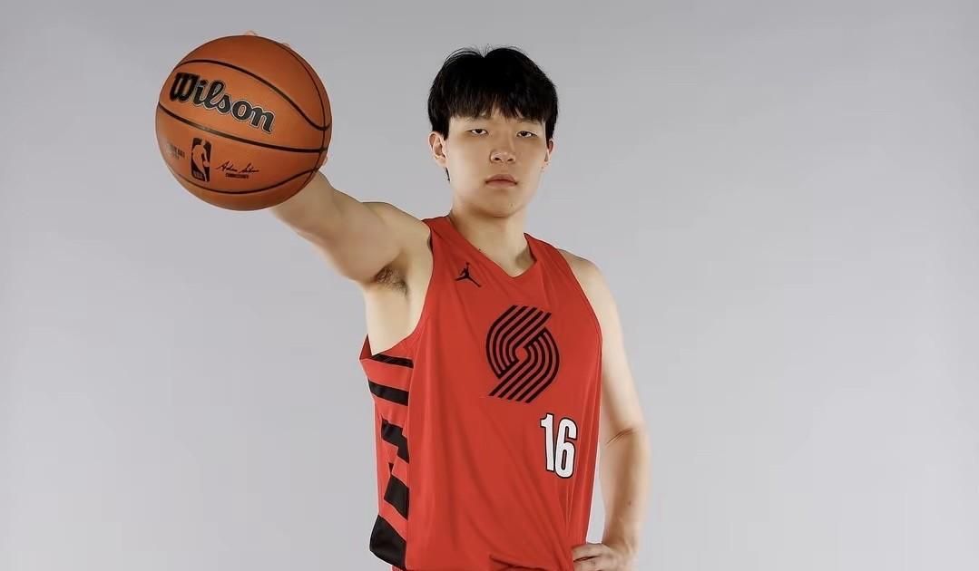 7月23日，NBA联盟的两个大消息。
1、夏季联赛最佳阵容公布，杨瀚森与新秀前三