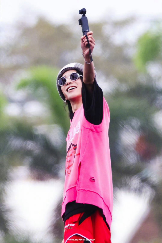 谁懂啊！华晨宇突然现身舞台直接引爆现场氛围！观众从安静等待到瞬间沸腾，震耳欲聋的