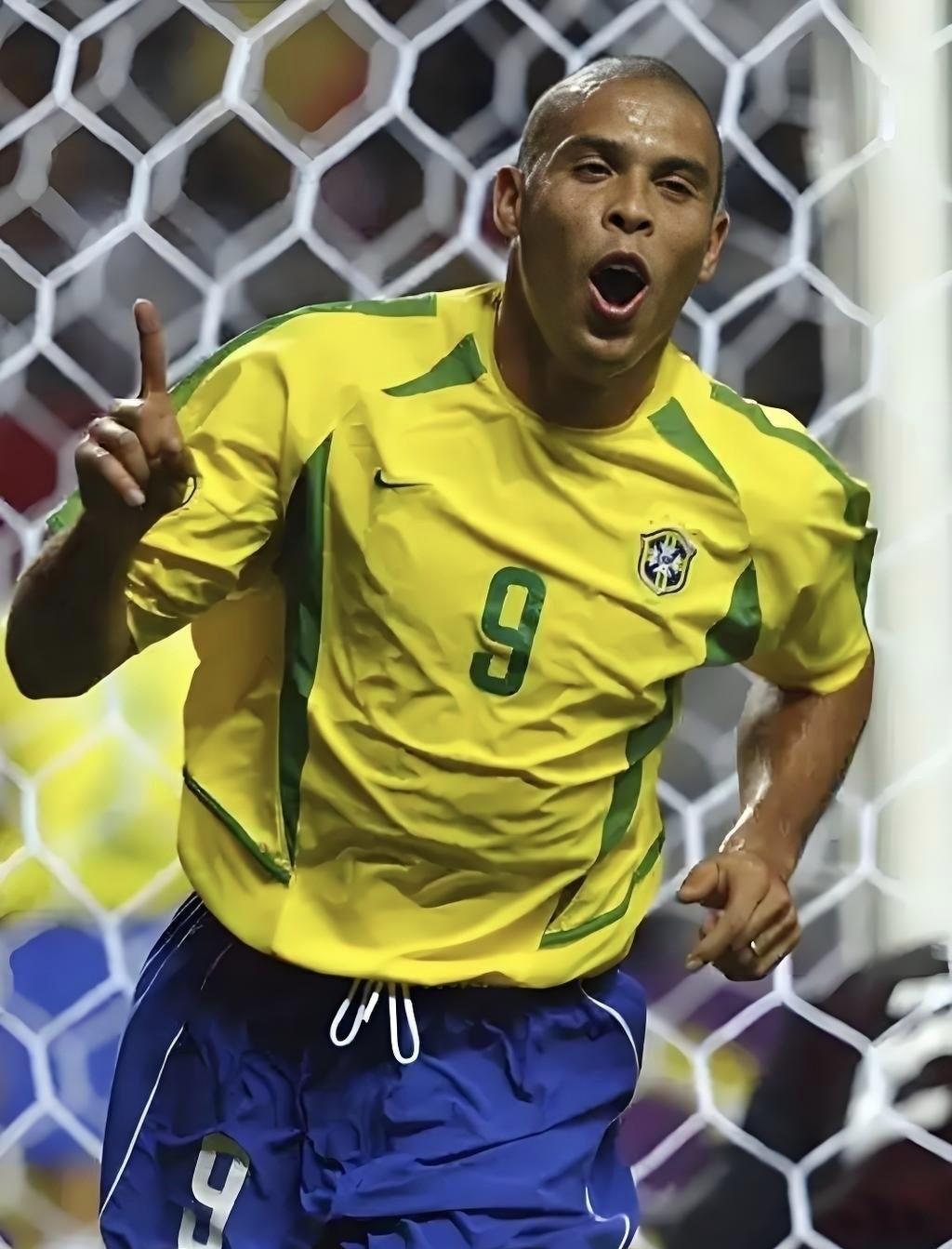 足坛历史金球奖最佳阵容！大家认同吗？
前锋:范巴斯滕  大罗   梅西
前腰:马