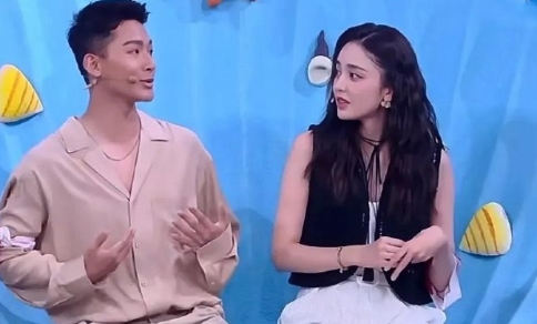张晚意上快本玩游戏，娜扎吐槽他长得黑黑的像海妖，张晚意那无奈的小表情太明显啦。