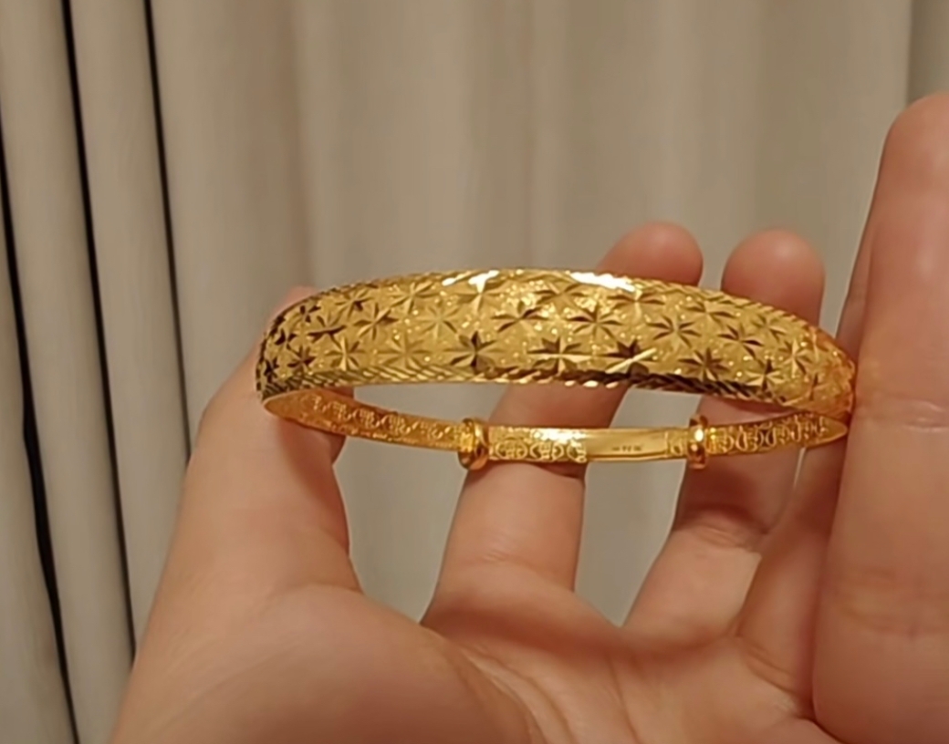 婆婆没了以后，大姑姐上我这儿来要金手镯。她一口咬定那金手镯是她给婆婆买的，可婆婆