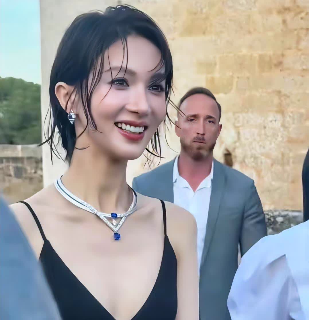 金晨，171cm，美不美呢？但总觉得哪里怪怪的，你们看看是不是呢？