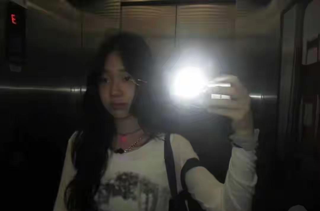 6月8日，小S小女儿许老三晒照，13岁的她烫卷发、穿紧身T恤对镜自拍，架势不输网