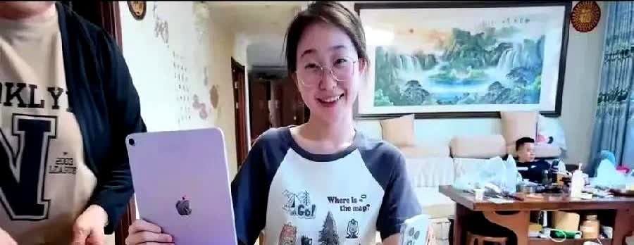 高考女生收到姐夫送的"考完三件套"，价值1万多的苹果三件套！苹果手机、苹果平板、