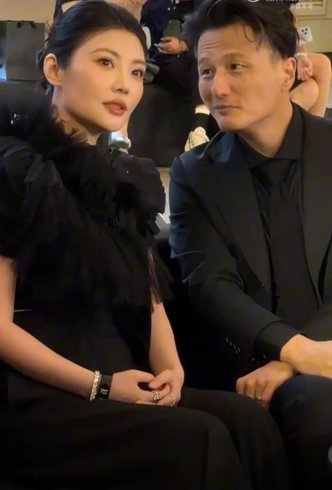 尹子维和徐冬冬俩人共同出席活动，新婚夫妻就是甜蜜十足啊！
徐冬冬晒视频，俩人共同