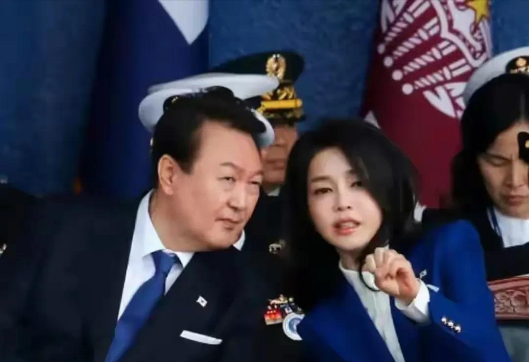 韩国真的是太过分了，尹锡悦前脚被抓，后脚金建希也被抓了。
韩国总统是全球最高危的