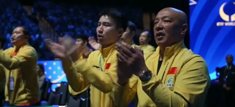 中国乒乓球确实应该好好反思反思了！昨晚颁奖典礼结束后，教练带着队员们连夜坐飞机，
