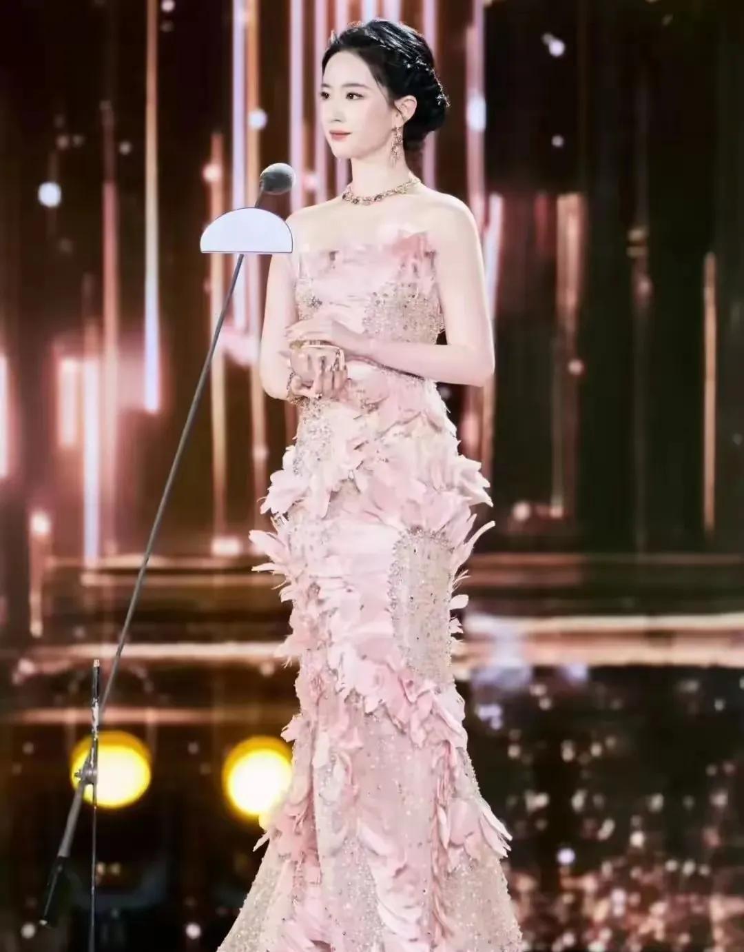 宝子们，刘亦菲和林更新红毯世纪同框，直接美到我失语！刘亦菲宛如从仙界下凡的仙子，