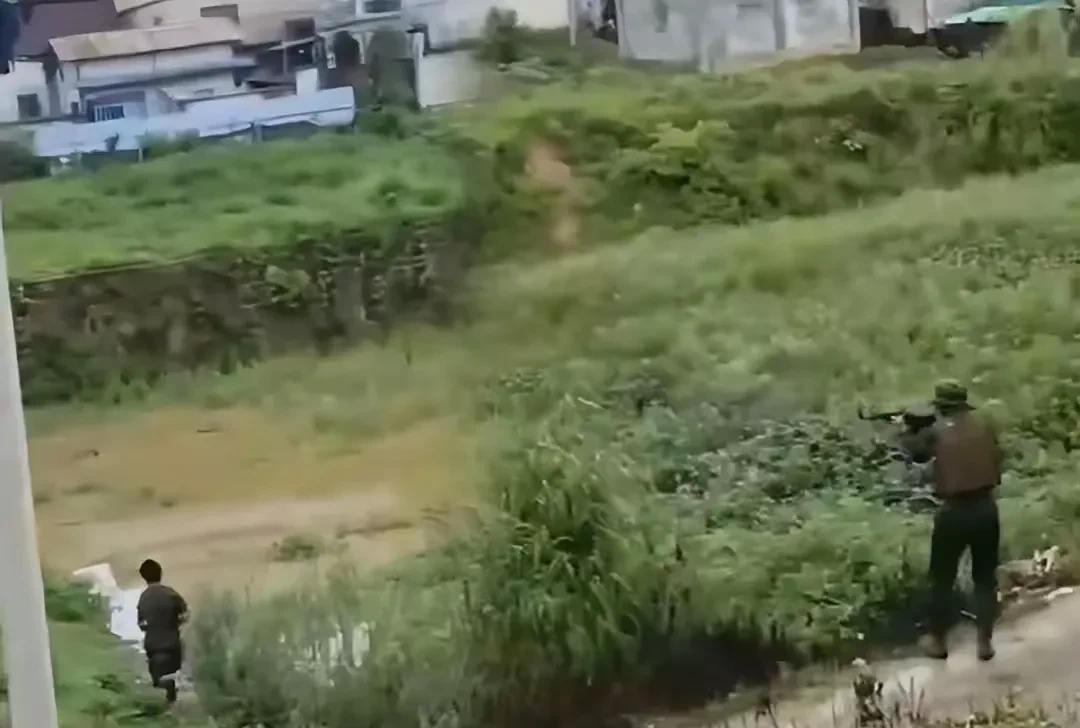 近日缅北德昂军控制的瑙丘镇战况激烈，缅军分两路进攻瑙丘镇。一路从当坎村向瑙丘进攻