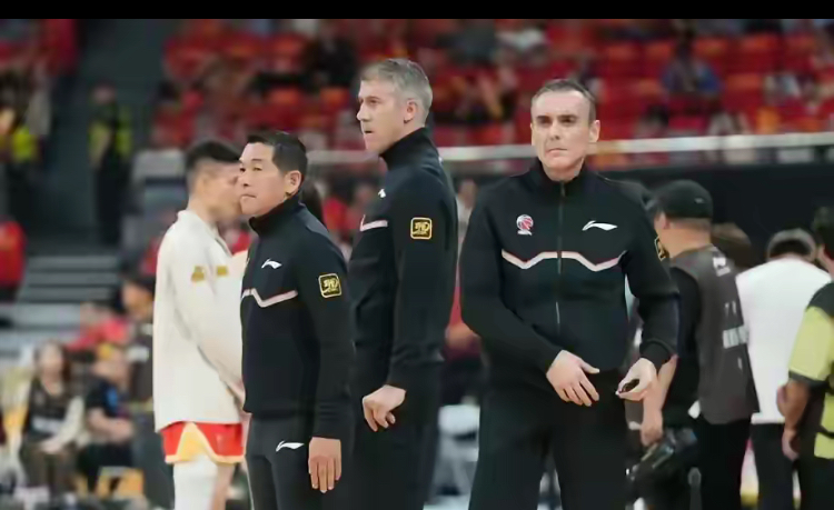 脸都不要了，全运会裁判肆无忌惮，无理驱逐周琦，恶意吹罚辽宁队

就在刚刚，全运会