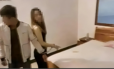 河南男子半夜下班回家，发现一年轻小伙和老婆躺在一张床上。男子见状恼羞成怒，抄起家