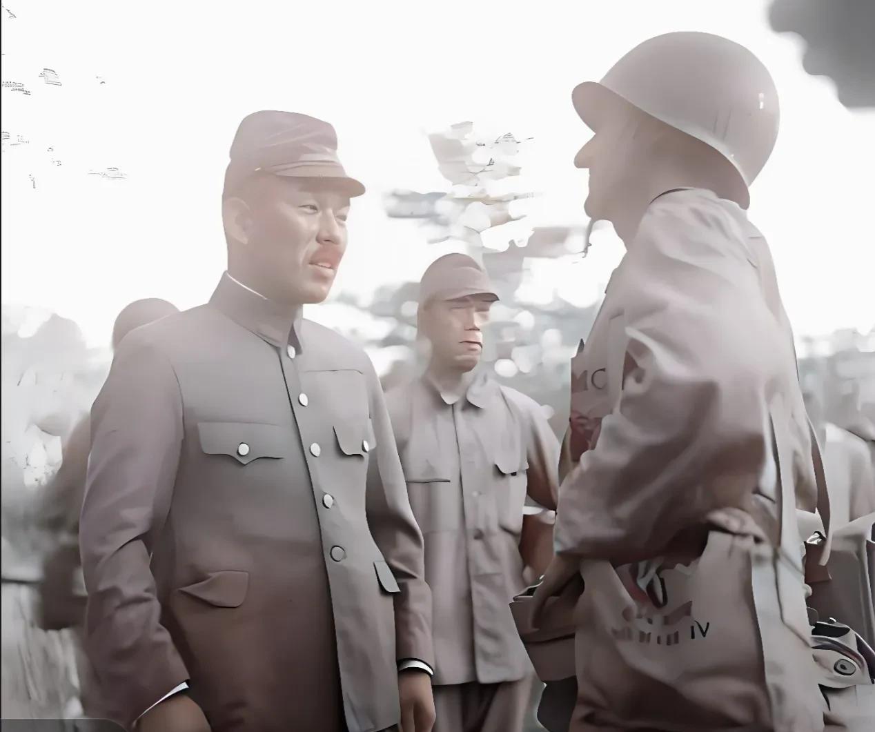 1945年8月15日，日本战败投降之后，一名日本军官在向美军投降时恭顺站立着，脸
