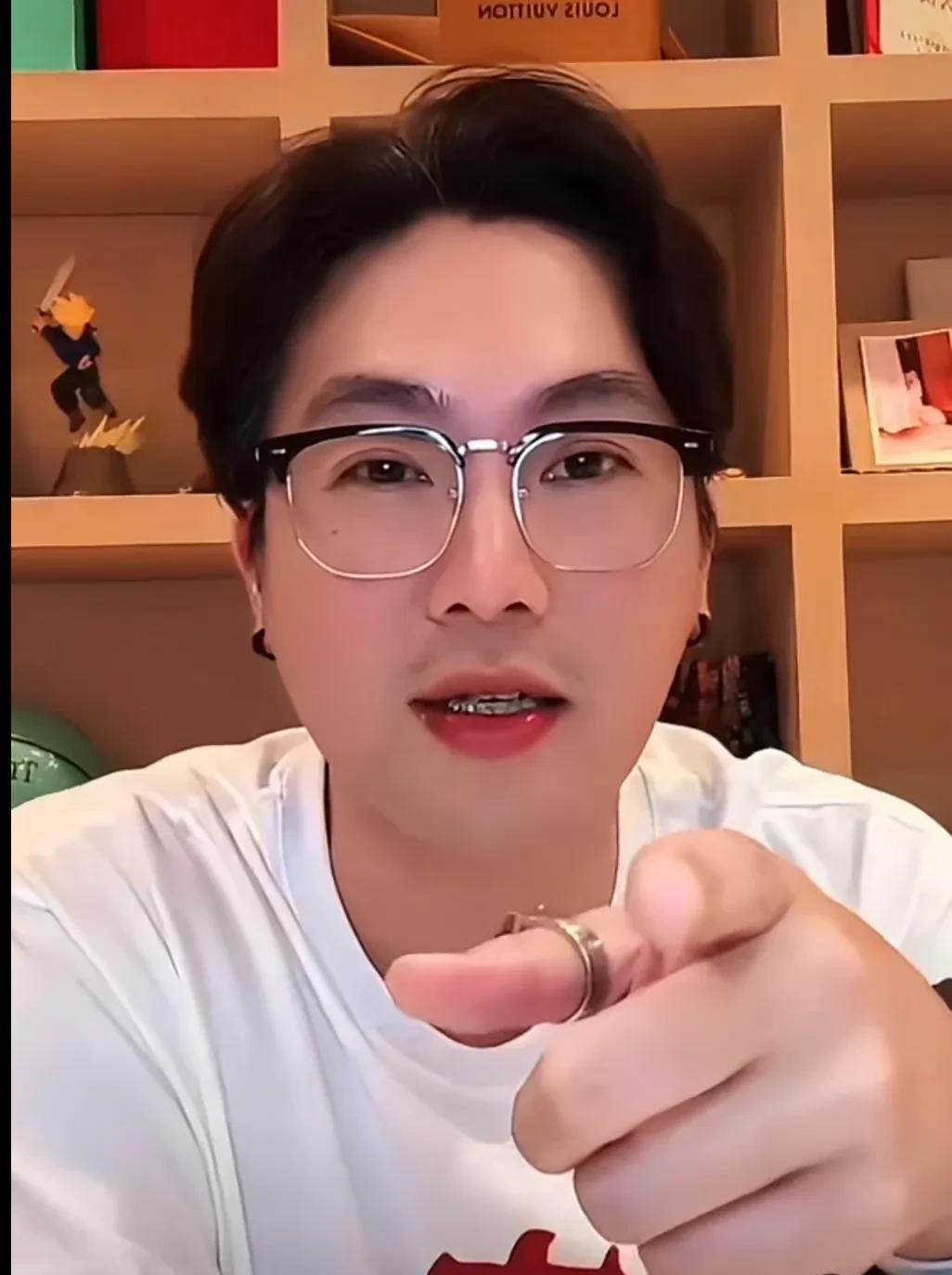 3月29日，湾湾博主点名S家粉丝，一天到晚骂汪小菲是渣男，怎么不骂许雅钧？
称许