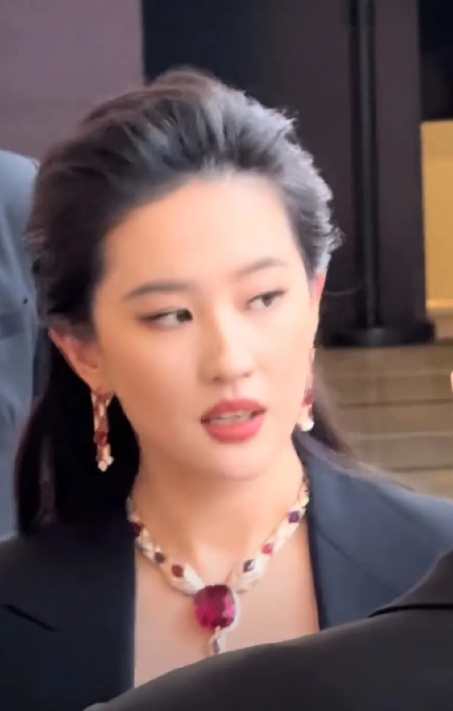 刘亦菲活成了女王，

看这张照片就知道，

她可能这辈子不会结婚了。那么大的宝石