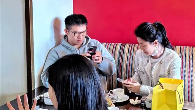 乔欣澳门与老公赖柏霖喝咖啡被偶遇！婚后首同框正脸曝光显夫妻相