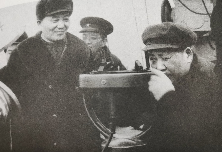 1953年，毛主席视察海军东海舰队，亲自操作舰上装备。他的旁边是公安部长罗瑞卿大