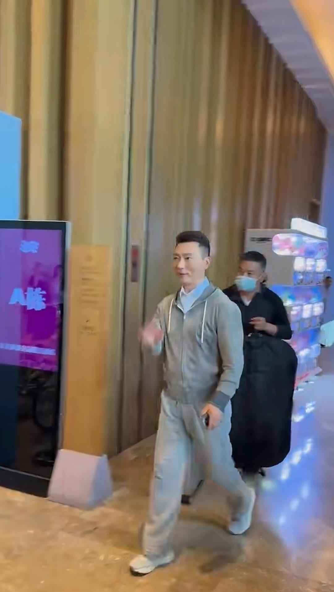 康辉，助理提着大黑袋子是干啥用的？