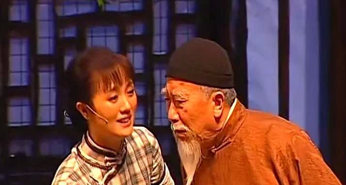 辛柏青与朱媛媛、雷恪生早年的同框话剧照，辛柏青满头白发，似乎看到了晚年的辛柏青，
