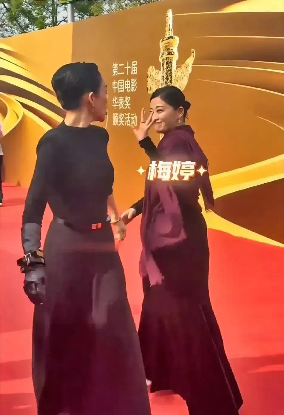 一个气场强大
一个温婉淡然
擦肩而过
四目相对
定格美好
各花入各眼
时光不败美