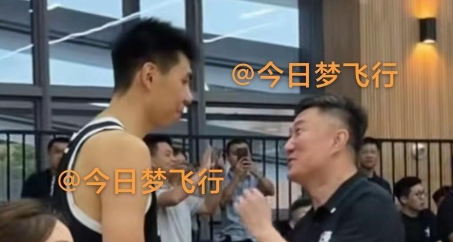 小蛇与杜导黄江相见，徐昕和杜锋和好如初！
今天下午，广东全运队领队朱芳雨、主教练