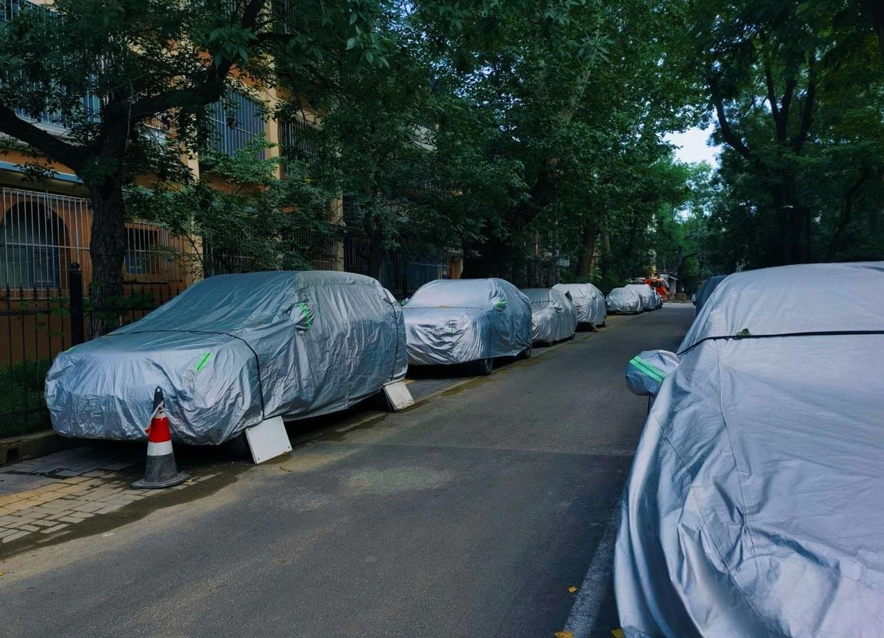 北京奇观之一：被捆死的车… 
帝都人民出行确实方便，地铁千万条，方便第一条！所以