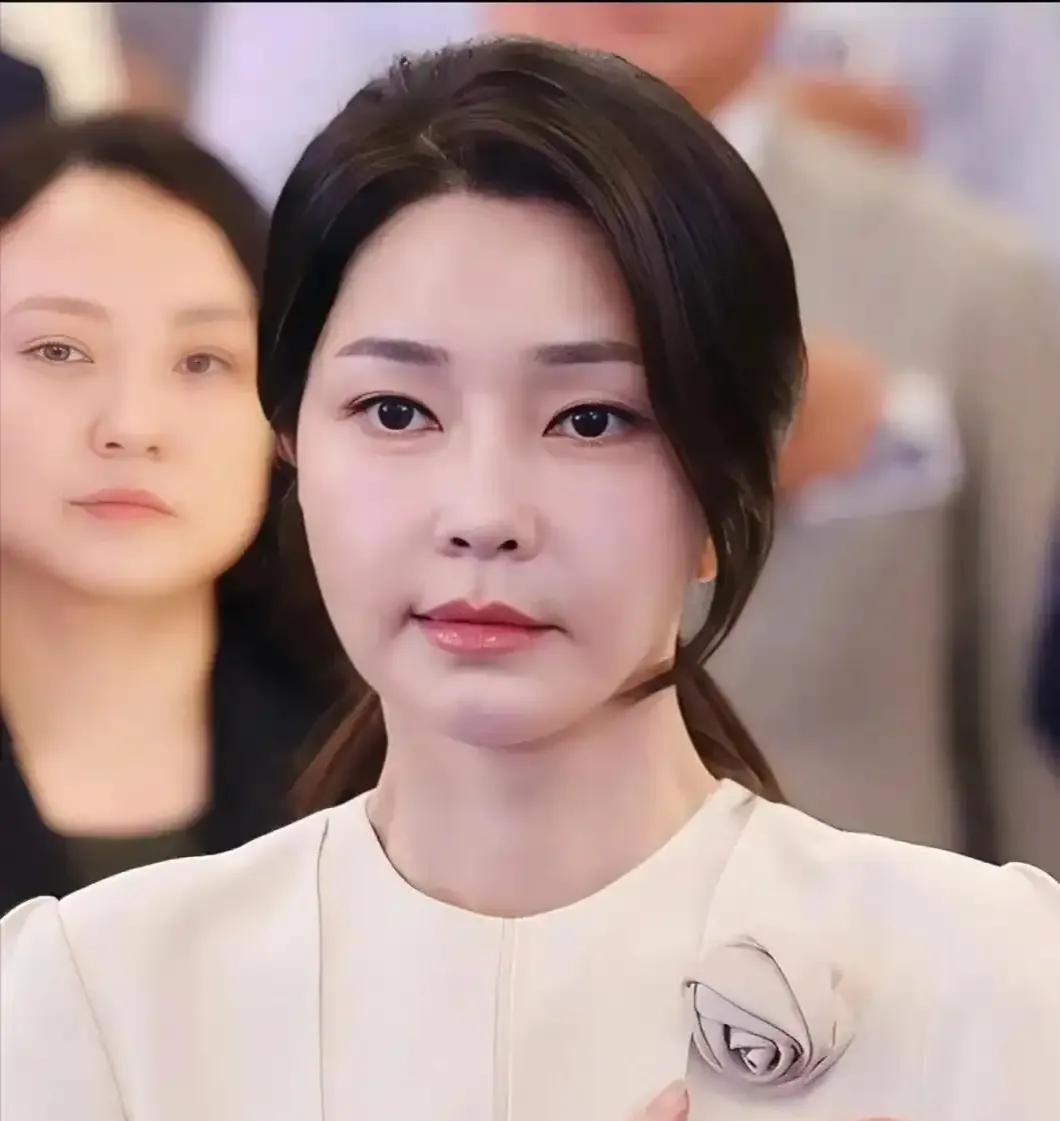 谁能想到？
谁能想到？
谁能想到？
韩国前第一夫人金建希这么牛，
明明自己被关押