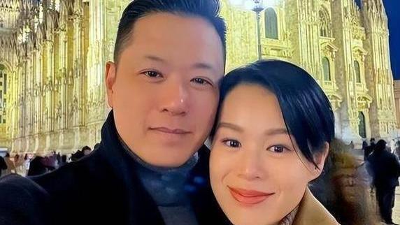 胡杏儿老公风波后首晒合照，夫妻贴脸拥抱，两人神采气色都非常好